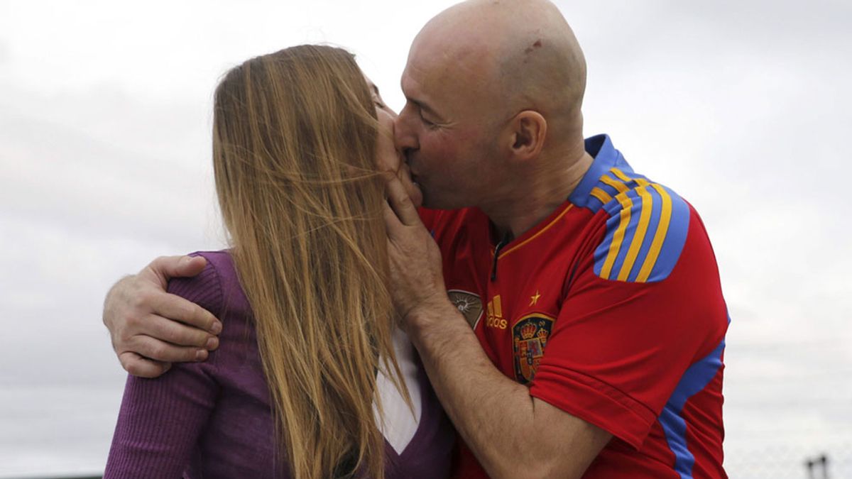 María Concepción y Ángel se besan en el aeropuerto de Barajas