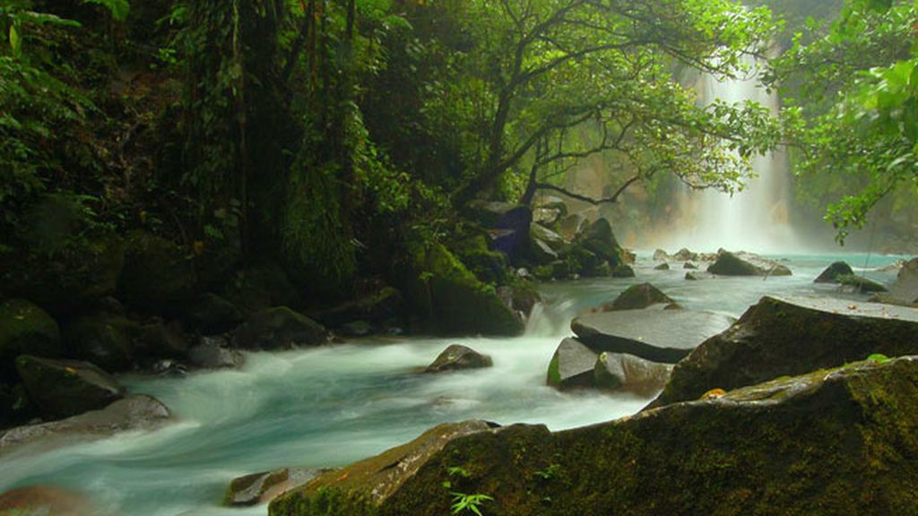 Este río de Costa Rica tiene una sorprendente tonalidad por la ‘dispersión de Mie’