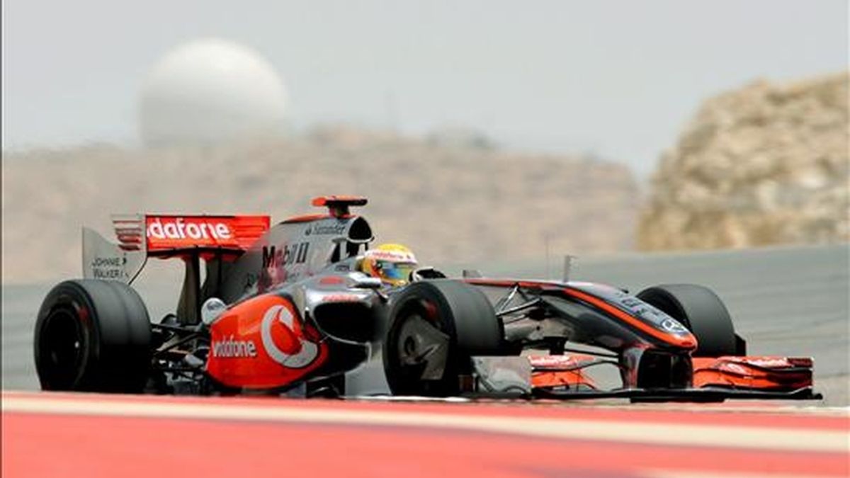 El piloto británico de Fórmula Uno, Lewis Hamilton (McLaren Mercedes), acelera su monoplaza durante la primera sesión de entrenamientos libres del GP de Bahrein, realizado en el Circuito Internacional de Bahrein, Sakhir. Hamilton ha sido el piloto más rápido del entrenamiento. EFE