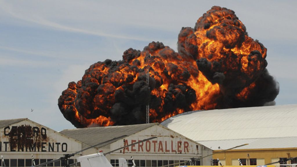 Explosión tras el accidente de una avioneta en Cuatro Vientos