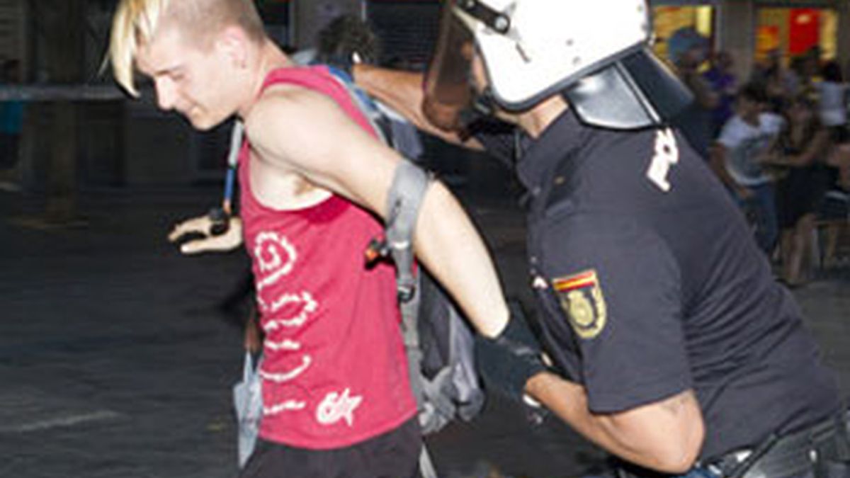 La policía se lleva a uno de los detenidos en Palma