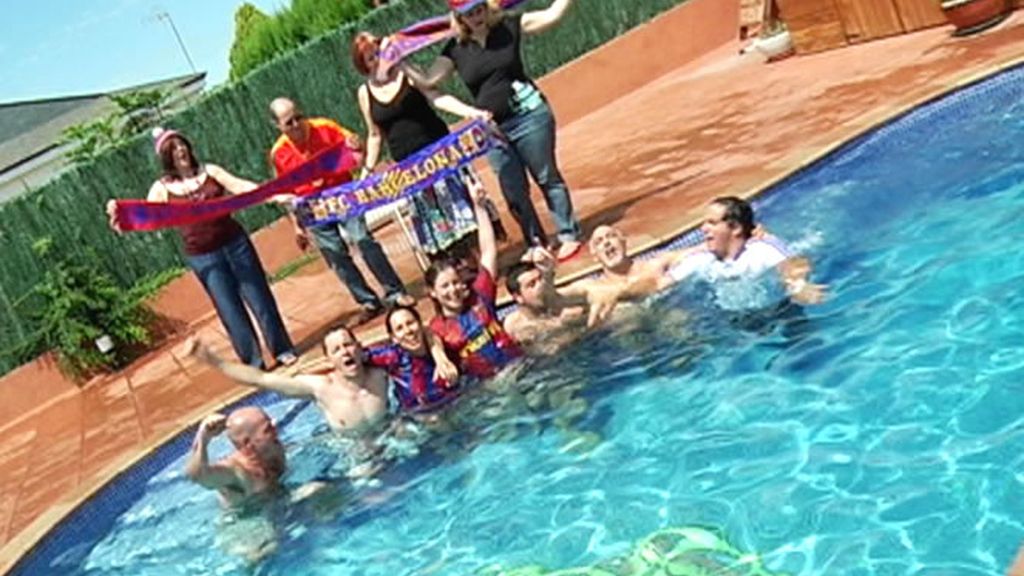 Aficionados del Barça se remojan en una piscina con el escudo del Real Madrid
