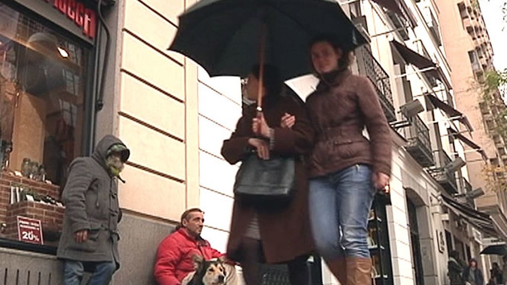 Varios mendigos piden en la calle