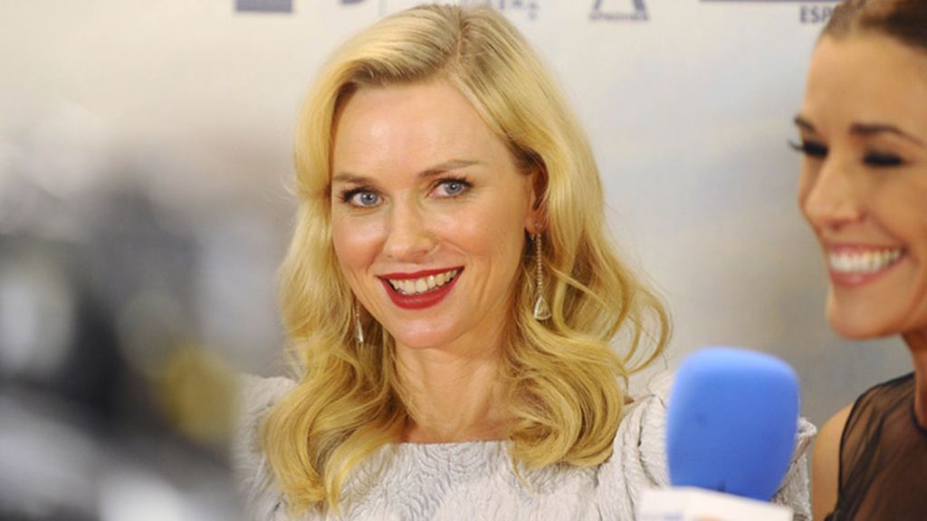 Naomi Watts brilla en la alfombra roja de ‘Lo imposible’