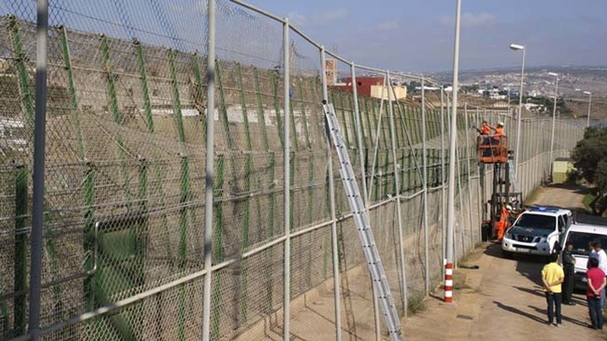 Operarios intentan arreglar la valla de Melilla tras un numeroso salto