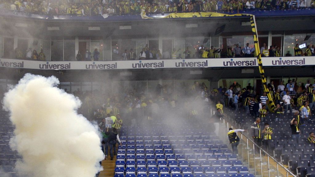 Duro enfrentamiento de los hinchas del Fenerbahce con la policía