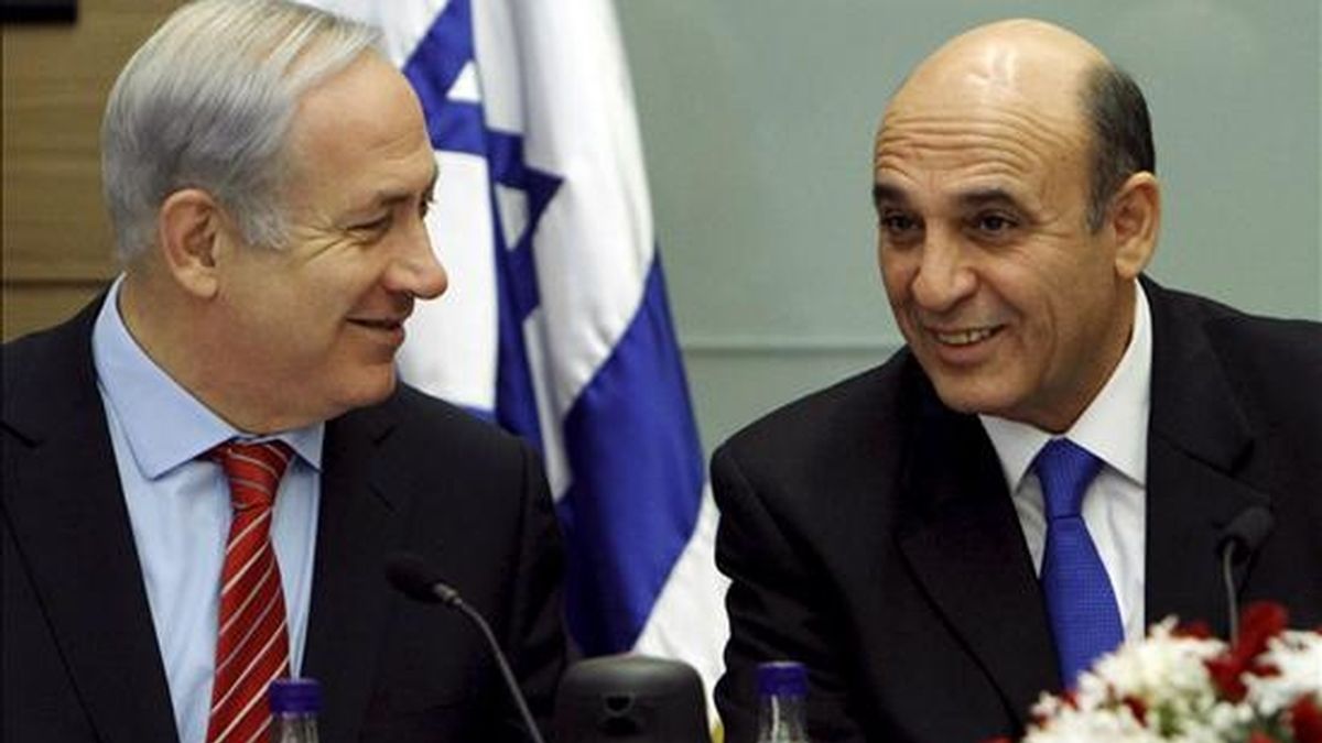 El primer ministro israelí Benjamin Netanyahu (izda) se reúne con el nuevo jefe del comité de Seguridad y Asuntos Exteriores en el Parlamento en Jerusalén (Israel) hoy, 3 de enero de 2010. El gobierno de Netanyahu se enfrenta ahora a una amenaza de la coalición para que avance en las negociaciones o dimita como primer ministro. EFE