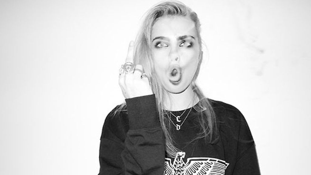 Es una adicta a las redes sociales, publica todo lo que hace diariamente en sus perfiles