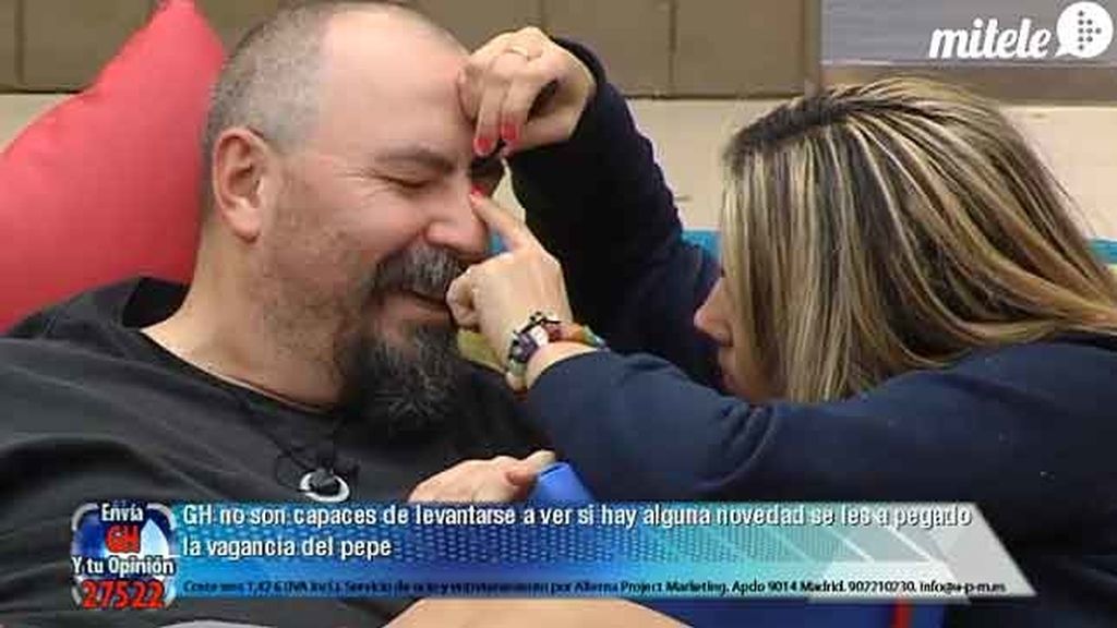 Juan, además de dejarse querer, también se deja depilar las cejas...
