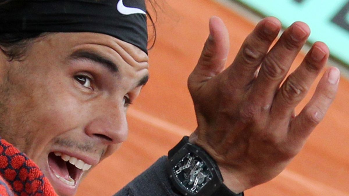 Rafael Nadal saca contra Djokovic en la final de Roland Garros