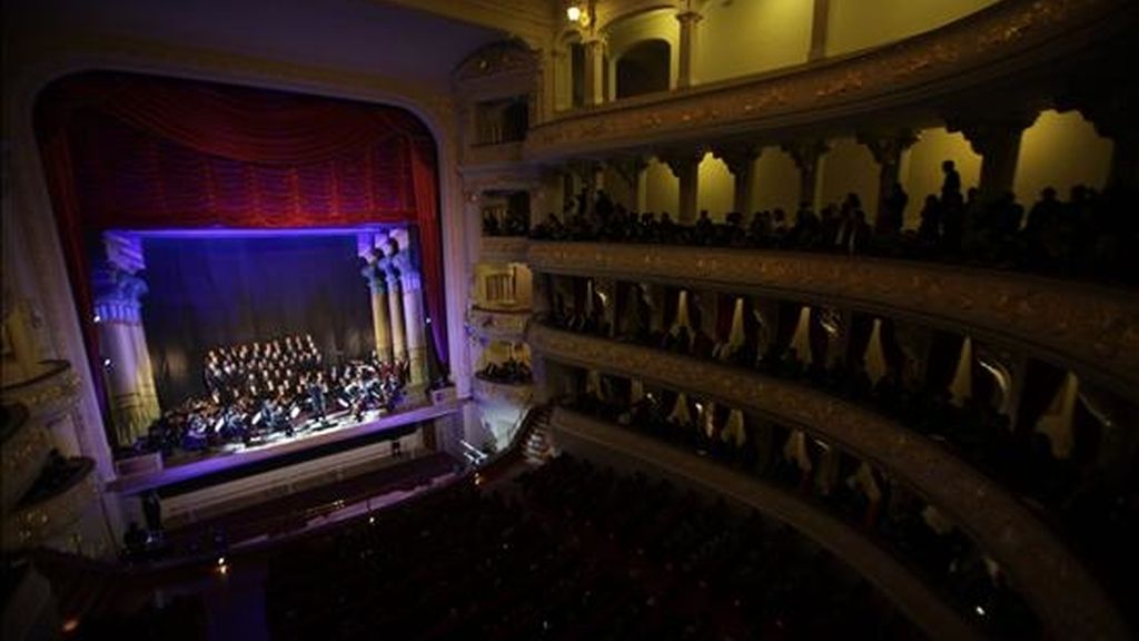 Vista de la inauguración del Teatro Municipal de Lima en la capital peruana. El teatro abre sus puertas tras 12 años de permanecer cerrado como consecuencia de un incendio provocado por un foco el 2 de agosto de 1998, el cual destruyó buena parte del mismo. EFE Vista de la inauguración del Teatro Municipal de Lima en la capital peruana. El teatro abre sus puertas tras 12 años de permanecer cerrado como consecuencia de un incendio provocado por un foco el 2 de agosto de 1998, el cual destruyó buena parte del mismo. EFE