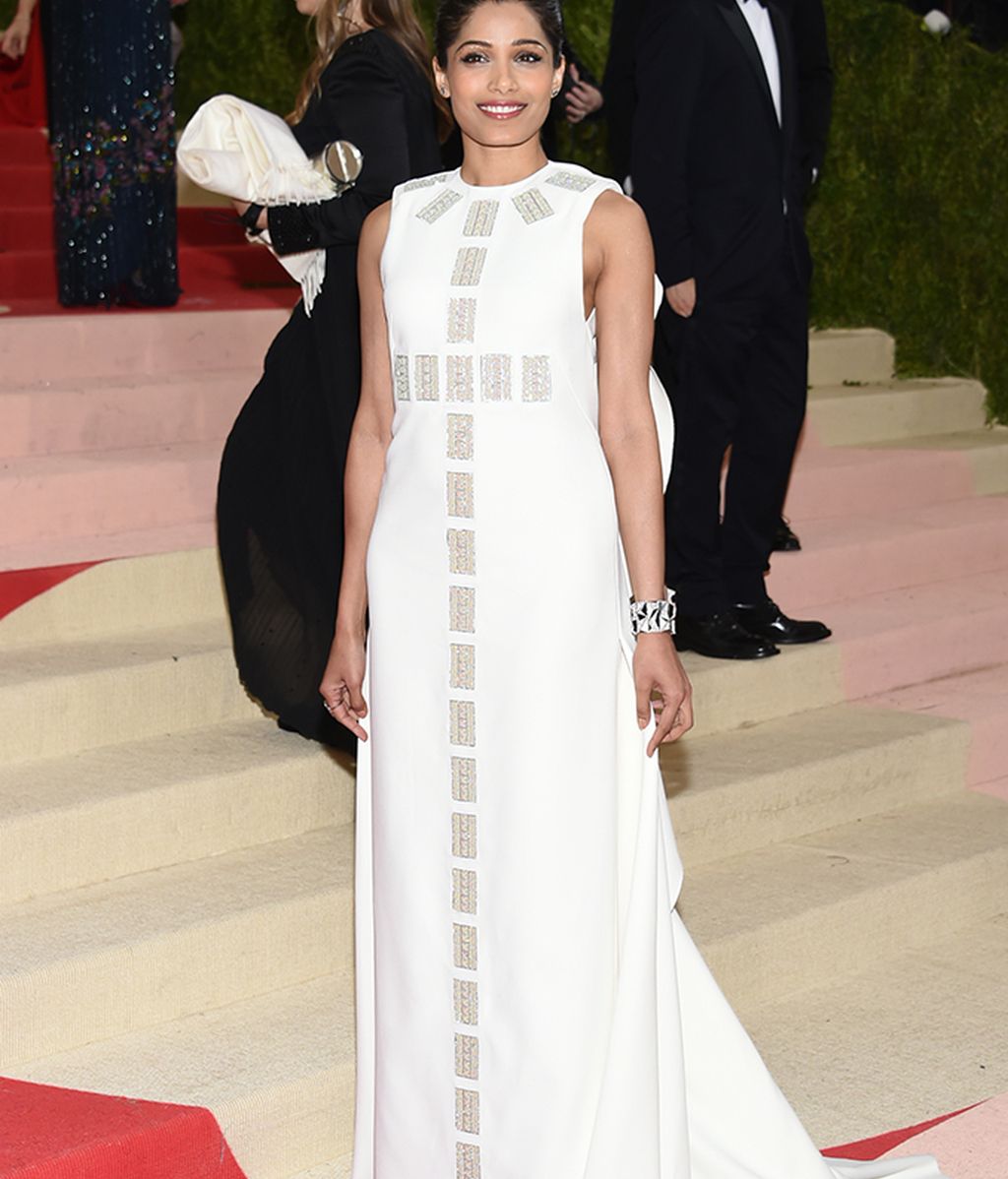 Freida Pinto vestida de Tory Burch