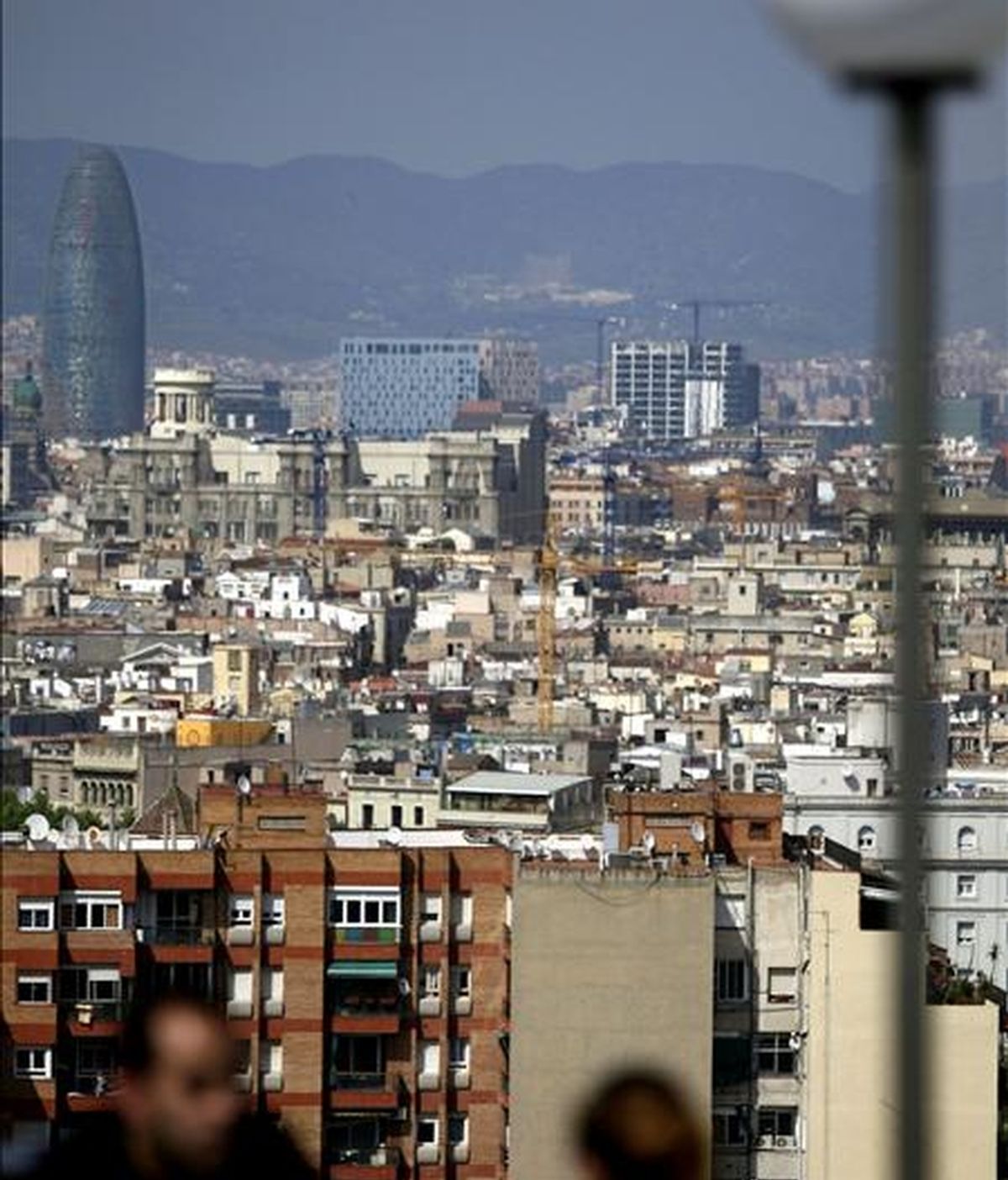 Vista panorámica de la ciudad de Barcelona con la Torre Agbar. EFE/Archivo