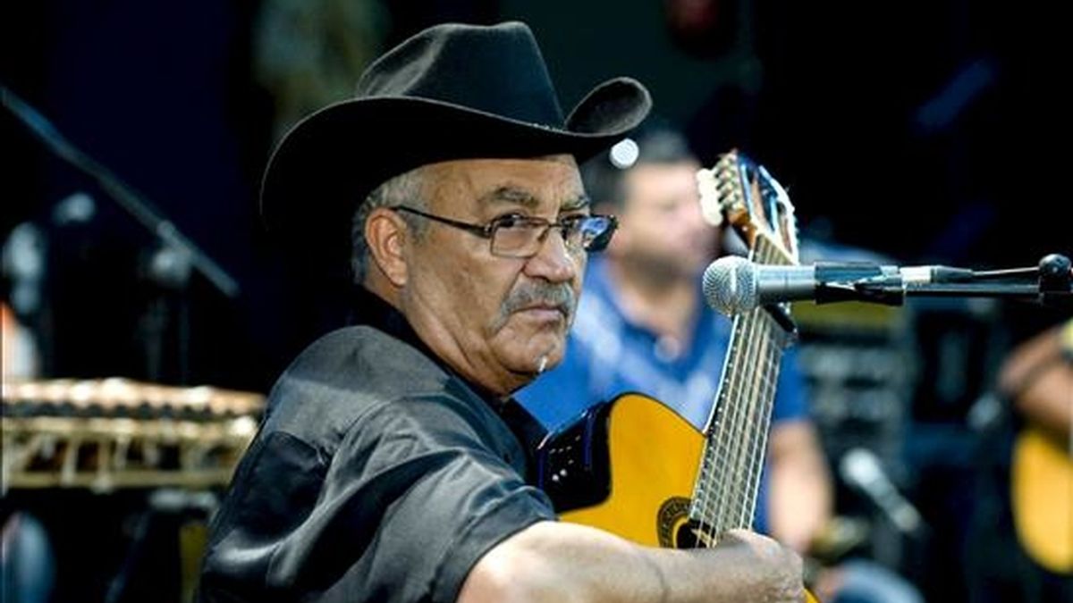 Elíades Ochoa, compositor, guitarrista y cantante cubano que lidera el proyecto musical Afrocubism, en el ensayo de ayer en Cartagena (Murcia). EFE