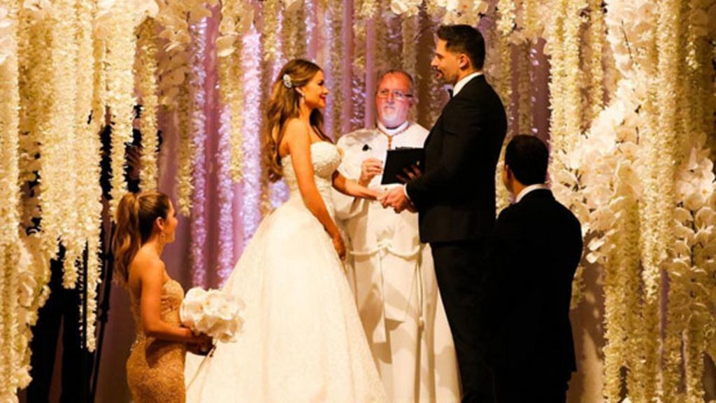 Un altar barroco, repleto de flores blancas y moradas