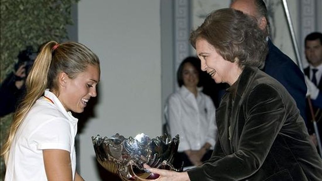 La reina Sofía hace entrega de la copa a la ganadora del Trofeo Princesa Sofía de Vela 2009, Blanca Manchón (i), durante la entrega de premios que se ha celebrado esta noche en la capital balear. EFE