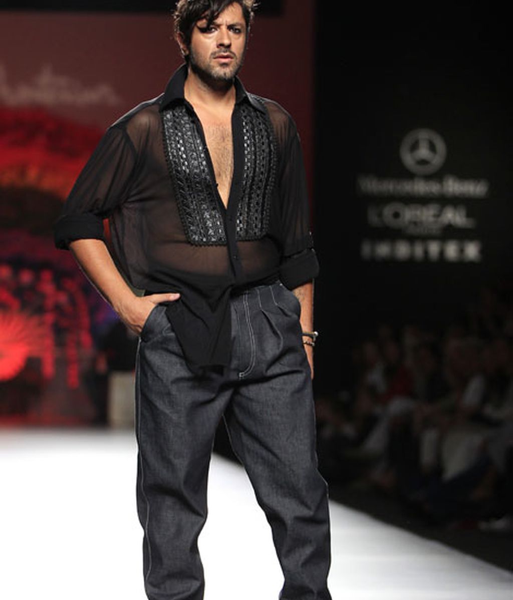 Una pasarela llena de flores y color