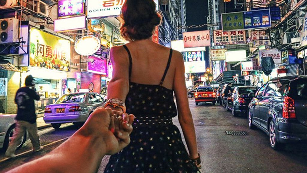 La mano de Osmann y la espalda de Nataly