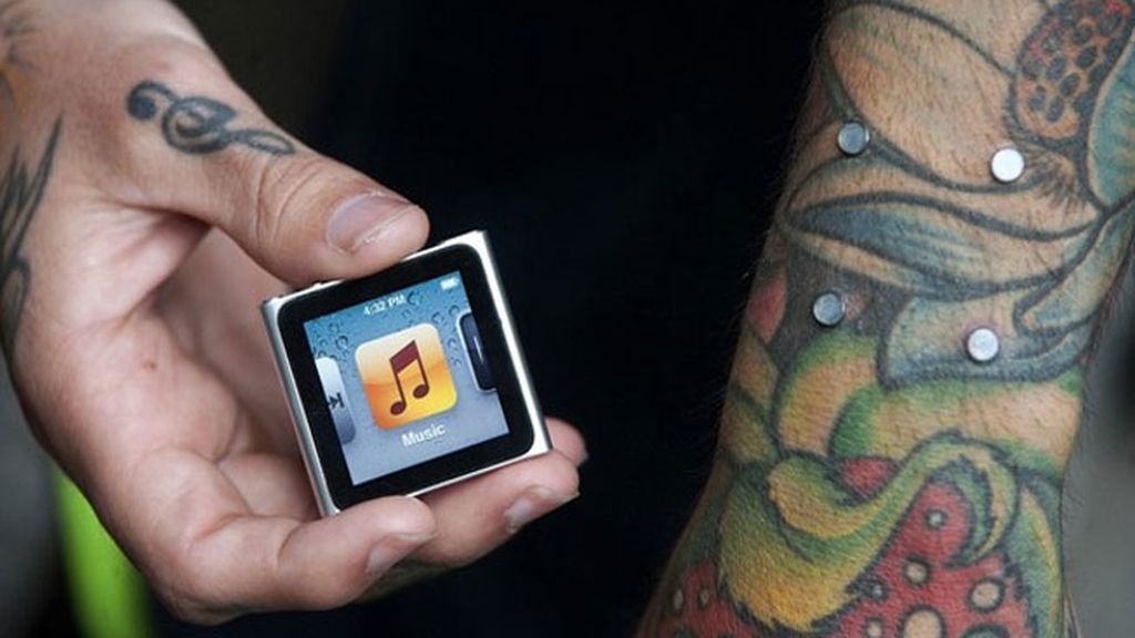 Se implanta un iPod Nano en la muñeca
