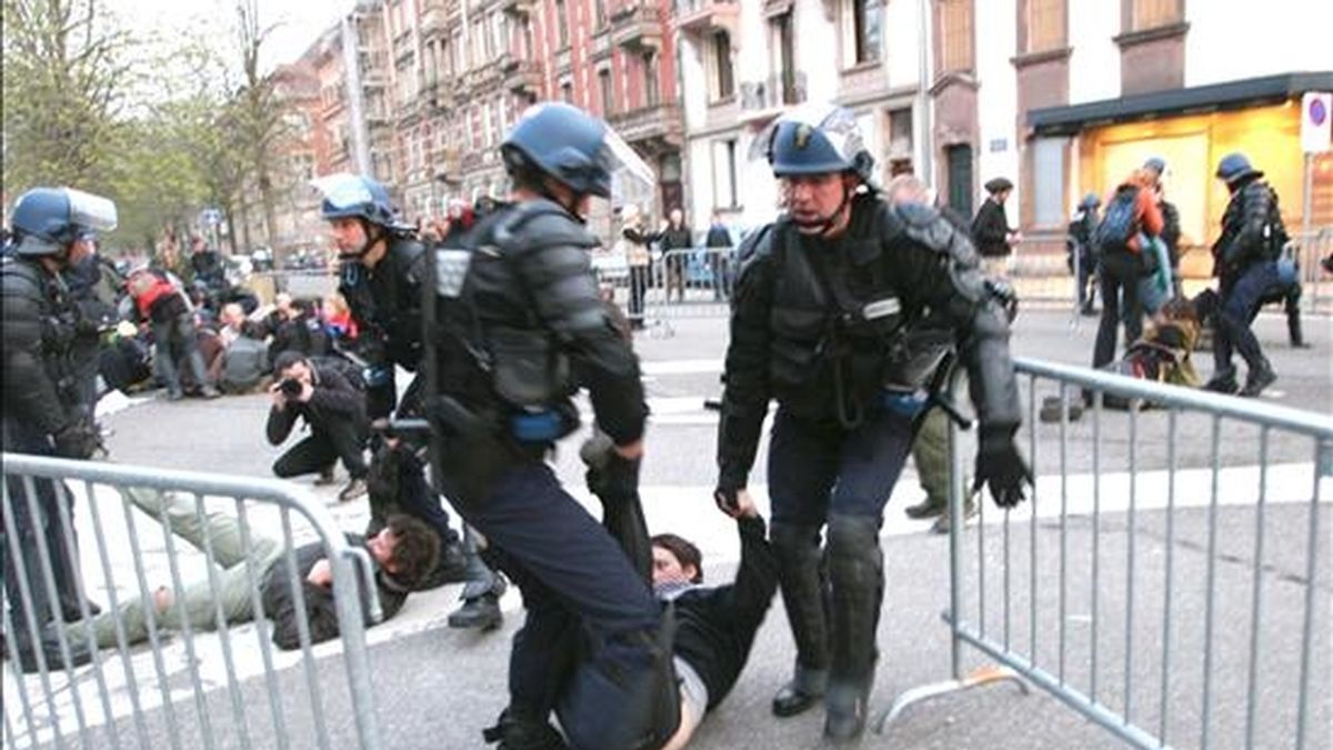 Antidisturbios desalojan a los manifestantes que accedieron ayer al centro de Estrasburgo (Francia), durante la segunda jornada de la cumbre de la OTAN. EFE