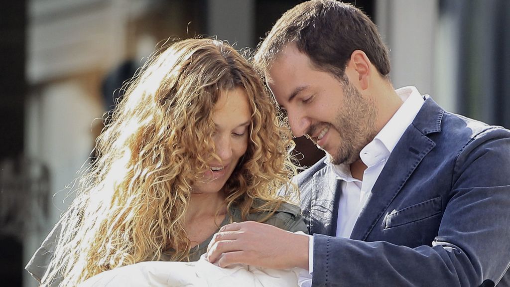 Blanca Cuesta y Borja Thyssen abandonan el hospital con su hijo Enzo