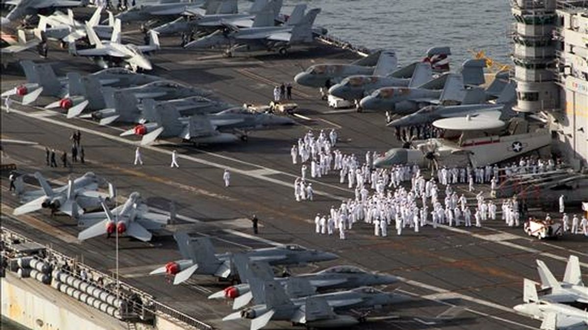La tripulación del portaaviones estadounidense, George Washington, se reúne hoy, domingo 25 de julio de 2010, mientras la nave deja la base marina de Busan, en la costa de Corea del Sur. El Ejército estadounidense y el Sur Coreano se preparan para desarrollar 4 días de maniobras militares con el fin de mostrar su fuerza a Corea del Norte. EFE/YONHAP NEWS AGENCY