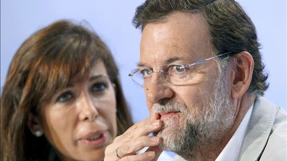 El líder del PP, Mariano Rajoy, junto a la presidenta de los populares catalanes, Alicia Sanchez Camacho, durante la clausura de la Escuela de verano del Partido Popular celebrada este fin de semana en Sitges (Barcelona). EFE