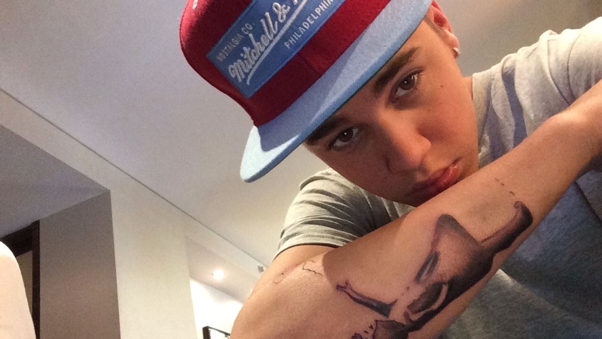 Justin Bieber muestra su nuevo tatuaje inspirado en Bansky