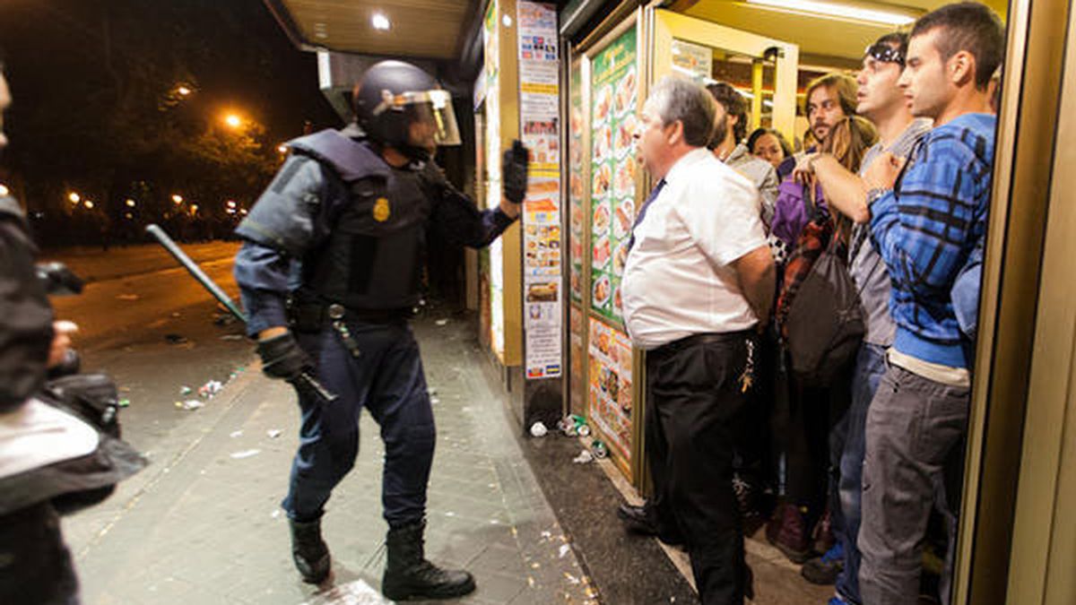 El encargado de la cafetería Prado se enfrenta a los antidisturbios Foto: @javijuliophoto
