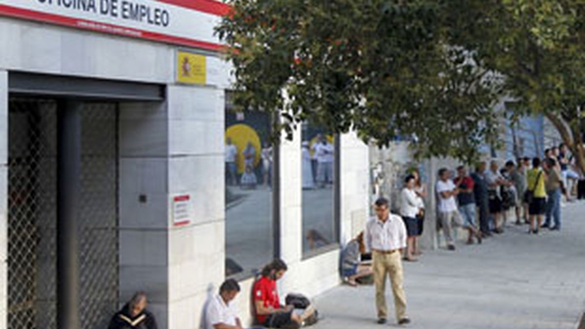 2010 termina con más de cuatro millones de parados. Vídeo: Informativos Telecinco. 2010 termina con más de cuatro millones de parados. Vídeo: Informativos Telecinco.
