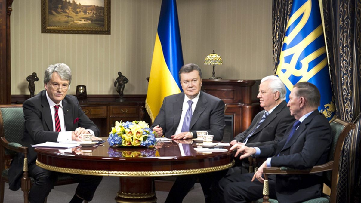 Yanukóvich se ha reunido con sus tres antecesores para buscar una salida a la crisis