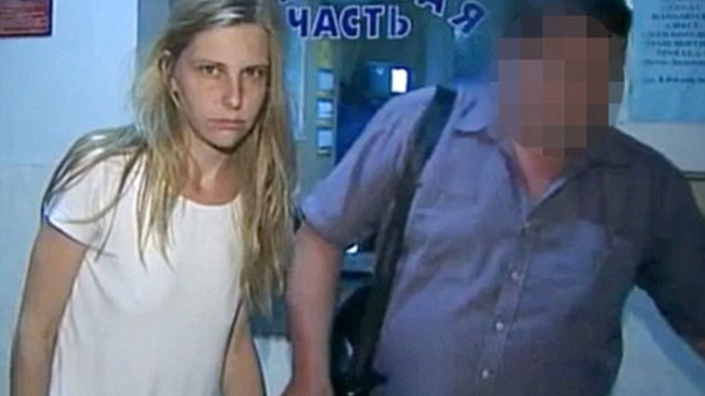 La madre de 30 años lanzó a sus dos hijos desde el balcón de su piso, en una barriada de Moscú.