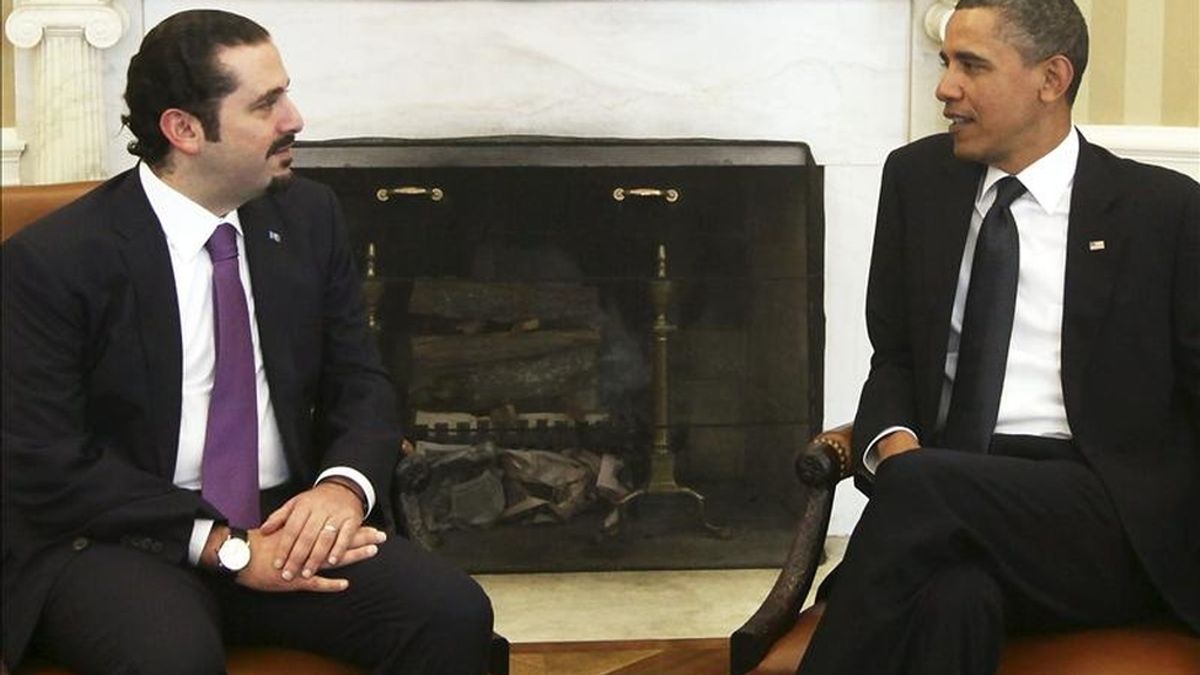 El presidente estadounidense, Barack Obama (dcha), conversa con el primer ministro libanés, Saad Hariri, durante la reunión que han mantenido en el Despacho Oval de la Casa Blanca, en Washington DC. EFE