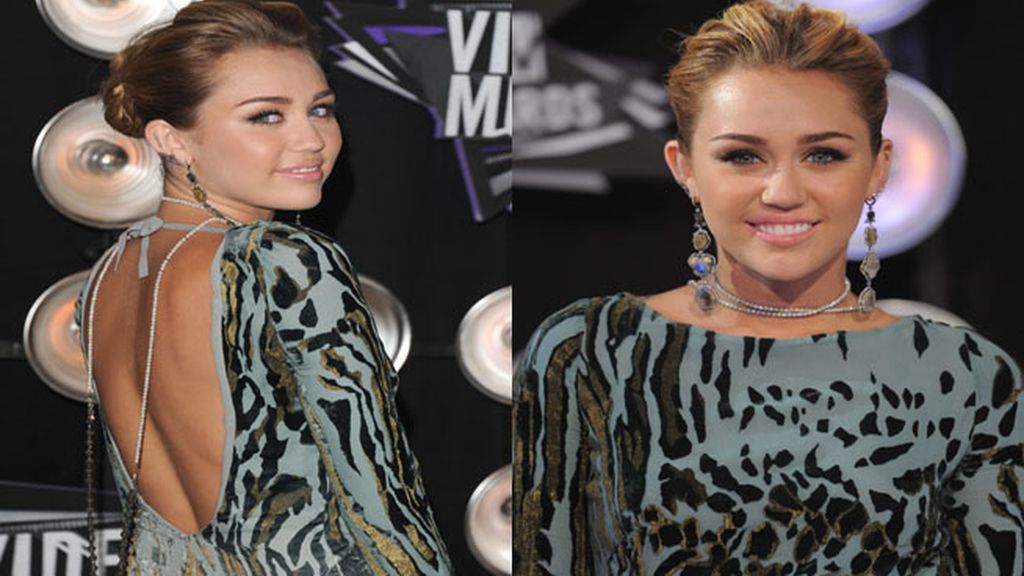 De largo y con la espalda descubierta