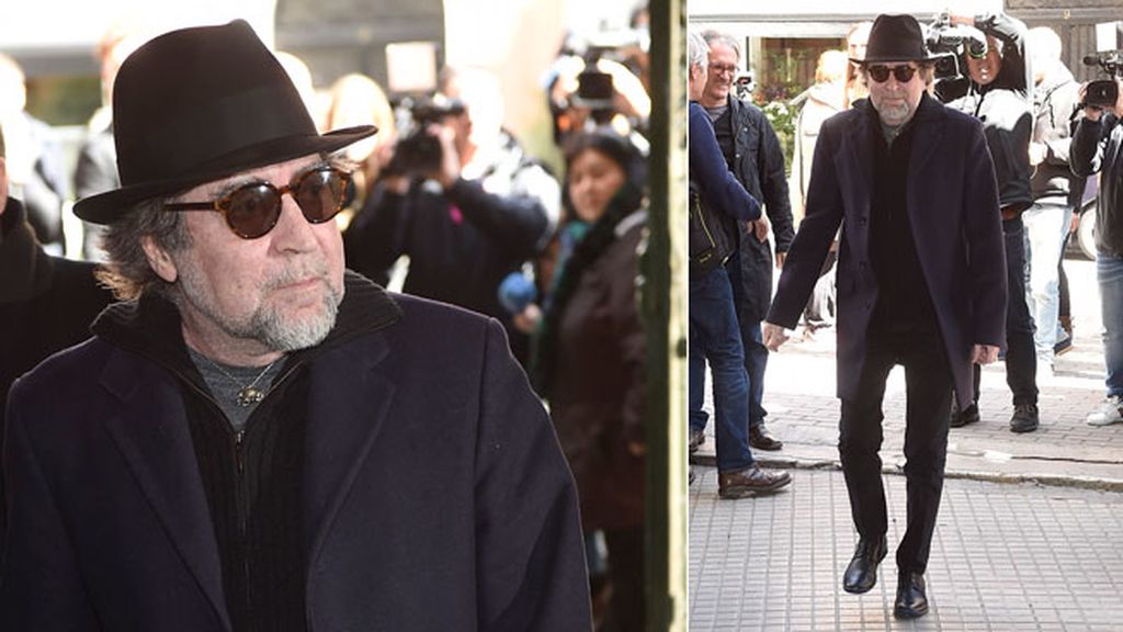 Joaquín Sabina acude a la capilla ardiente de Manolo Tena