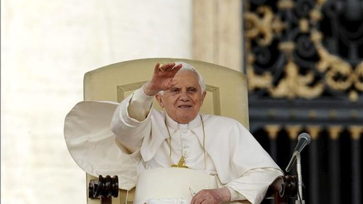 El papa Benedicto XVI saludando a los fieles durante la audiencia pública de los miércoles en la plaza de San Pedro del Vaticano, donde el Pontífice se refirió a las tareas del sacerdote, de las que dijo que son enseñar, santificar y gobernar. EFE