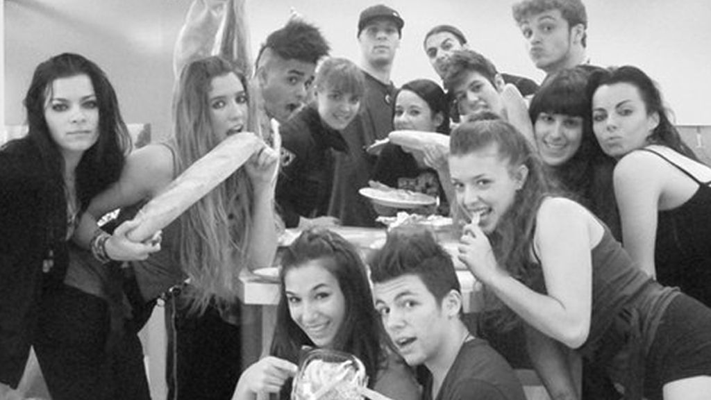 Nuestros chicos antes de comer en blanco y negro