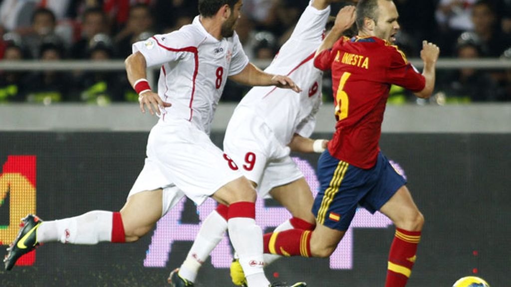 Iniesta se escapa de Murtaz Daushvili y David Targamadze