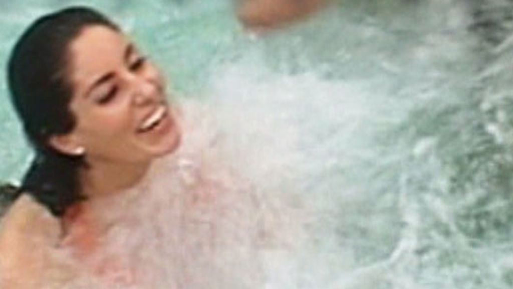 Arturo pellizca a Carol en el jacuzzi