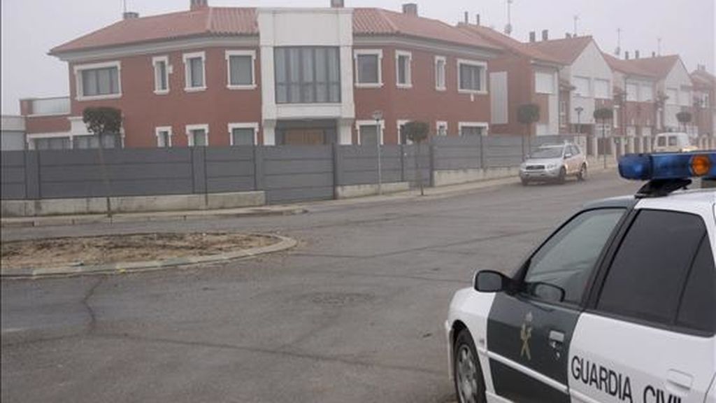 Vista de la vivienda donde agentes de la Unidad Especial de Intervención de la Guardia Civil rescataron a un vecino de Villalobón (Palencia) que se atrincheró armado. EFE Vista de la vivienda donde agentes de la Unidad Especial de Intervención de la Guardia Civil rescataron a un vecino de Villalobón (Palencia) que se atrincheró armado. EFE
