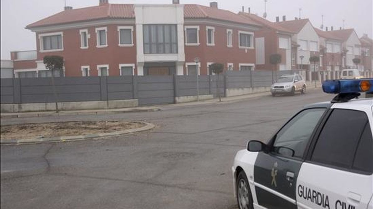 Vista de la vivienda donde agentes de la Unidad Especial de Intervención de la Guardia Civil rescataron a un vecino de Villalobón (Palencia) que se atrincheró armado. EFE
