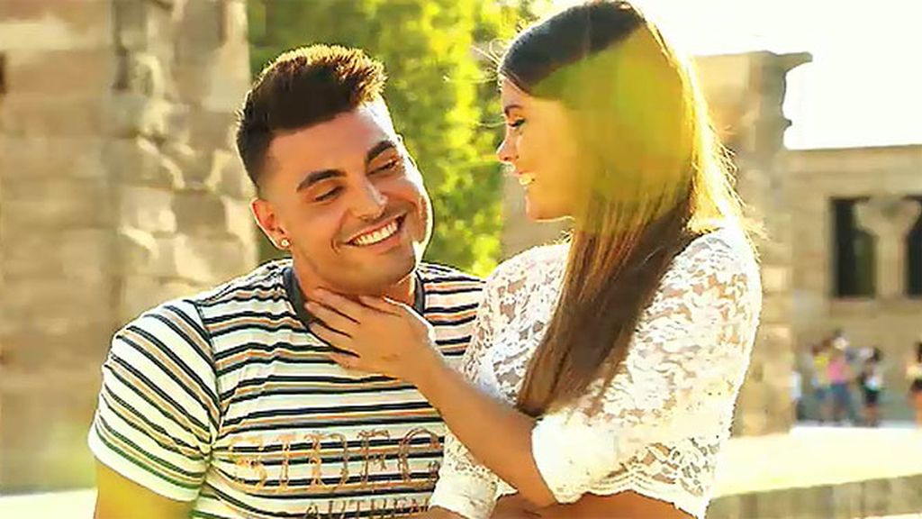 Triana le roba un beso a un pretendiente en la primera cita por primera vez