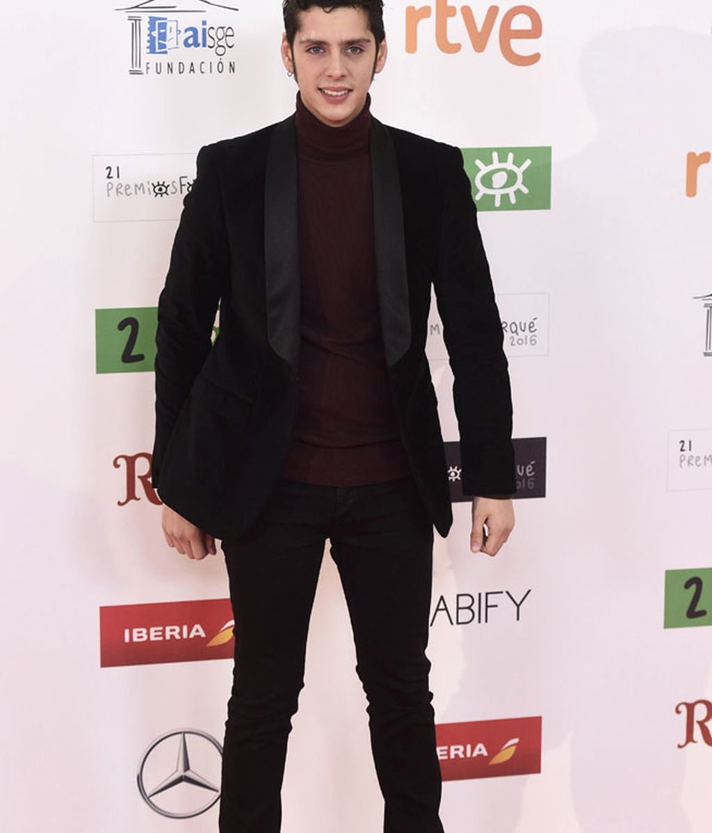 Eduardo Casanova con cuello vuelto y americana