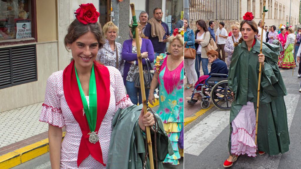 Lourdes eligió un vestido blanco de lunares y una flor en el pelo