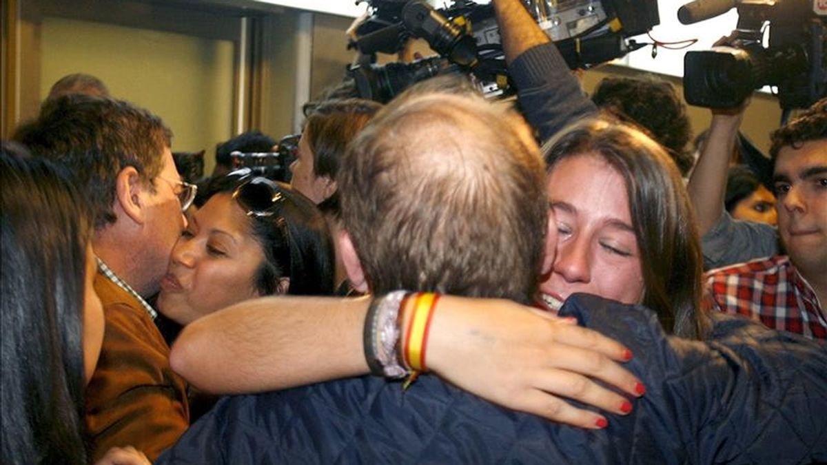 Los españoles que llegaron en el avión de Repsol relataron el horror que se vivie en Libia. Vídeo: Informativos Telecinco