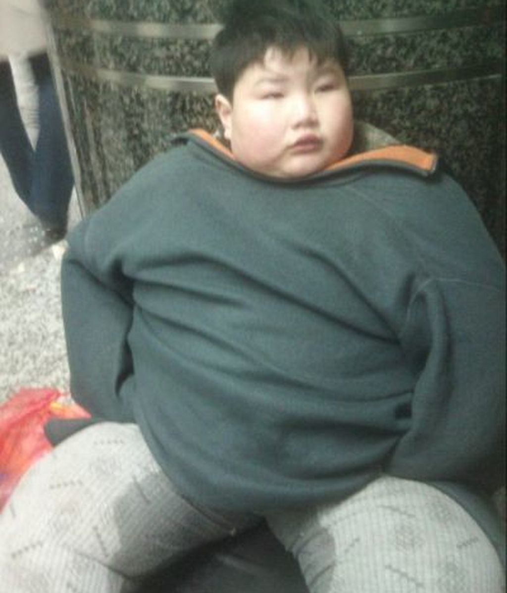 Sus padres lo dejan tirado en la calle por ser obeso