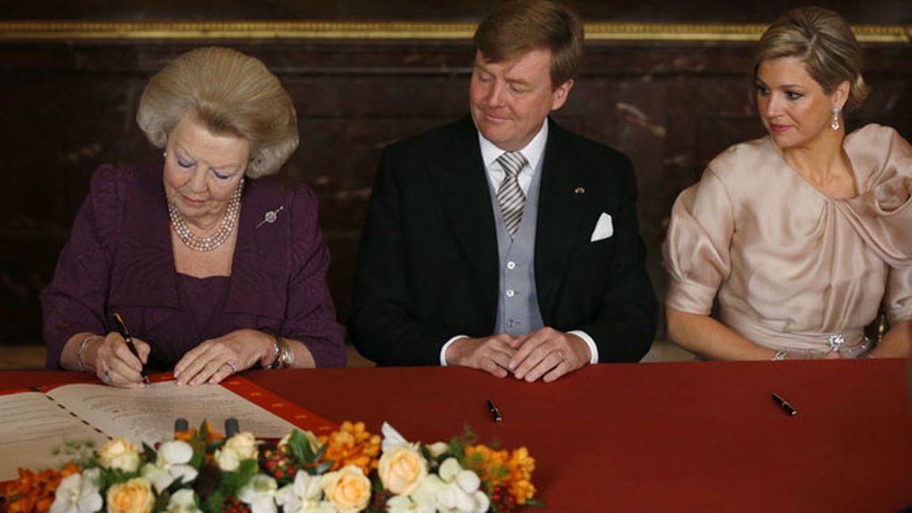 La reina Beatriz firma el documento con el que abdica