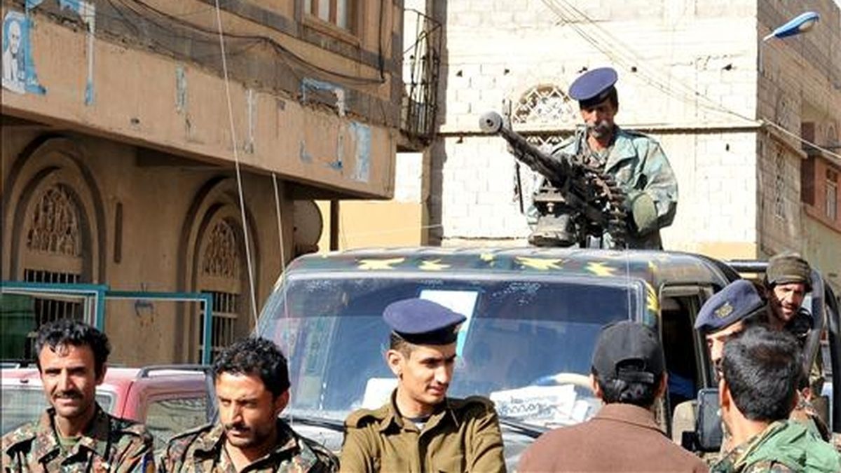 Soldados yemeníes patrullan las calles de Saná. EFE/Archivo