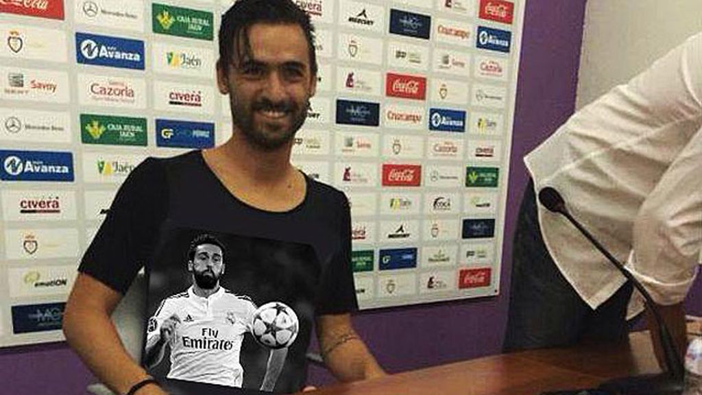 Las nuevas versiones de la camiseta que vestía Nuno Silva en su presentación