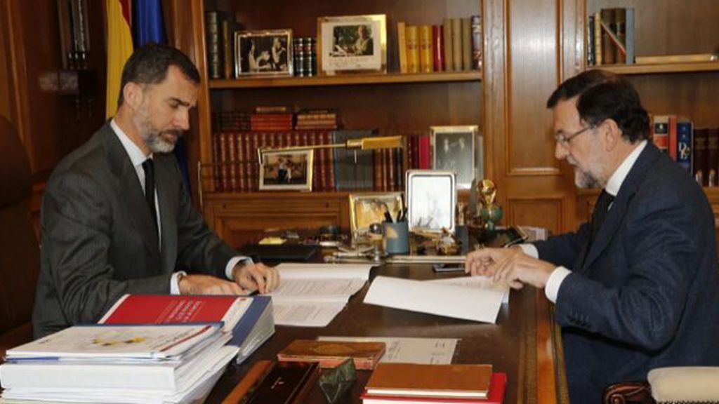 El Rey despacha con Rajoy en Zarzuela para hacer un seguimiento de la tragedia aérea